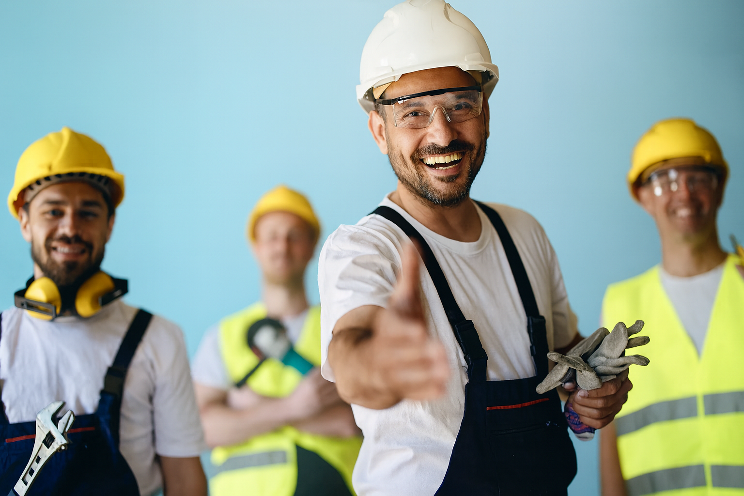 Kundennahes Handwerkerteam mit ausgestreckter Hand – repräsentiert Vertrauen, Kooperation und den partnerschaftlichen Ansatz von directpool im Energiemarkt.