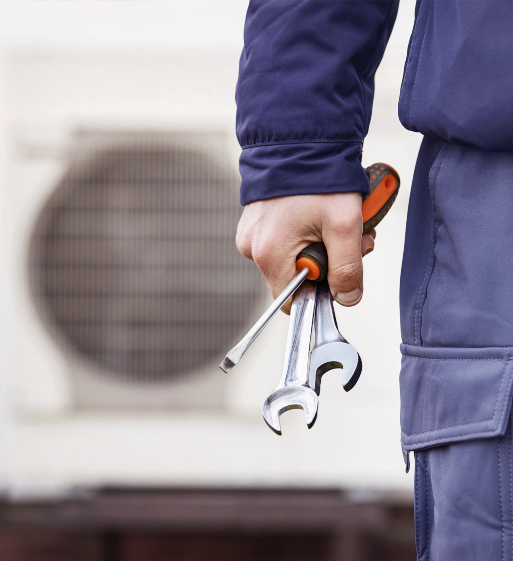 ChatGPT:<br/><br/>Monteur mit Werkzeug vor Wärmepumpe – effiziente Installation und Service durch unabhängige Handwerksbetriebe mit Unterstützung von directpool.